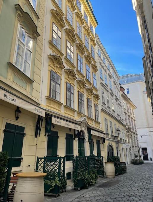 1010 Apartament *
